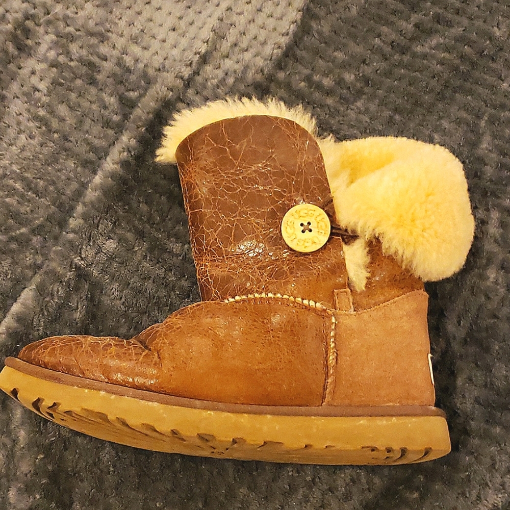Ugg Bomber Crackled Leather Boots size 8 womens